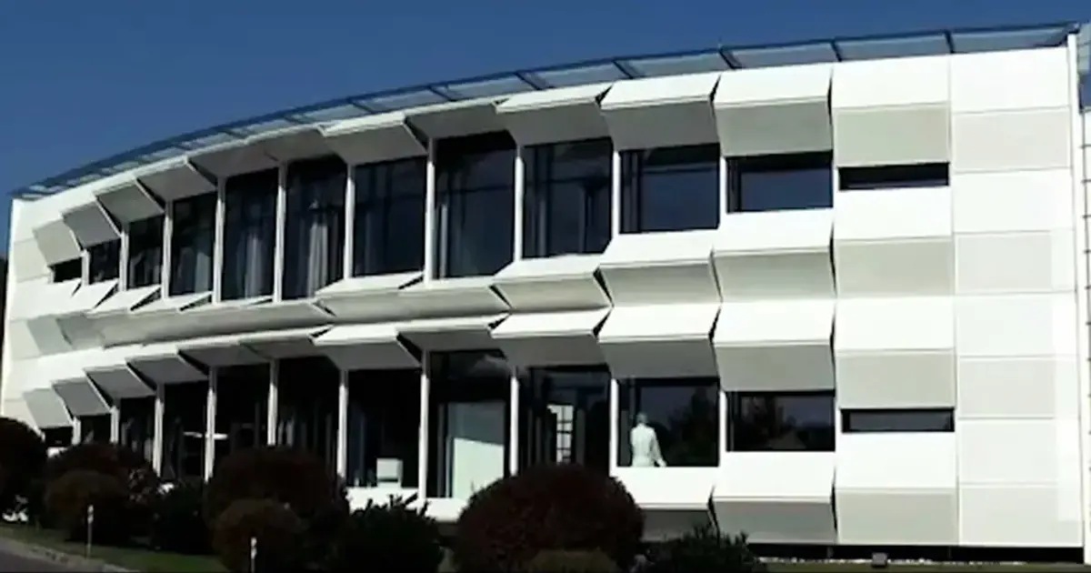 Kiefer Technic Showroom in Österreich mit drehbaren Aluminium-Paneelen