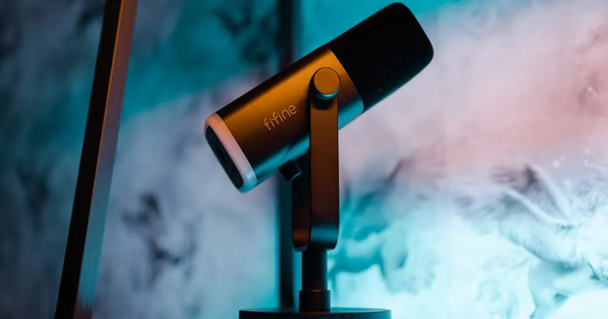 Fifine AM8 dynamic microphone with USB and XLR connections