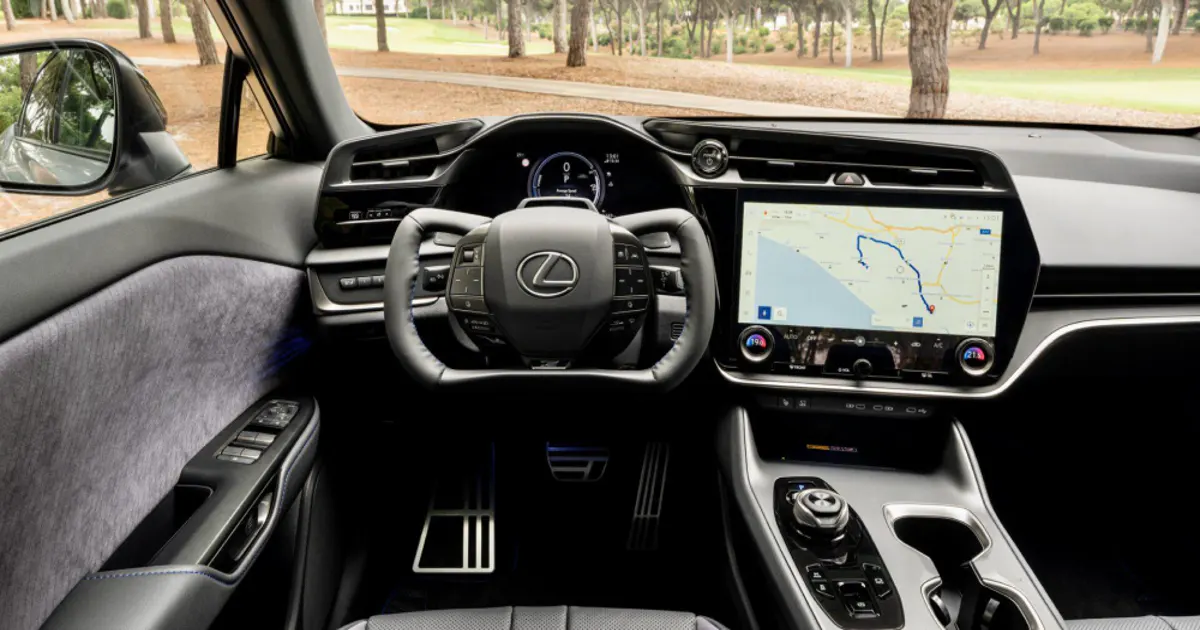 Электрический кроссовер Lexus RZ с системой One Motion Grip